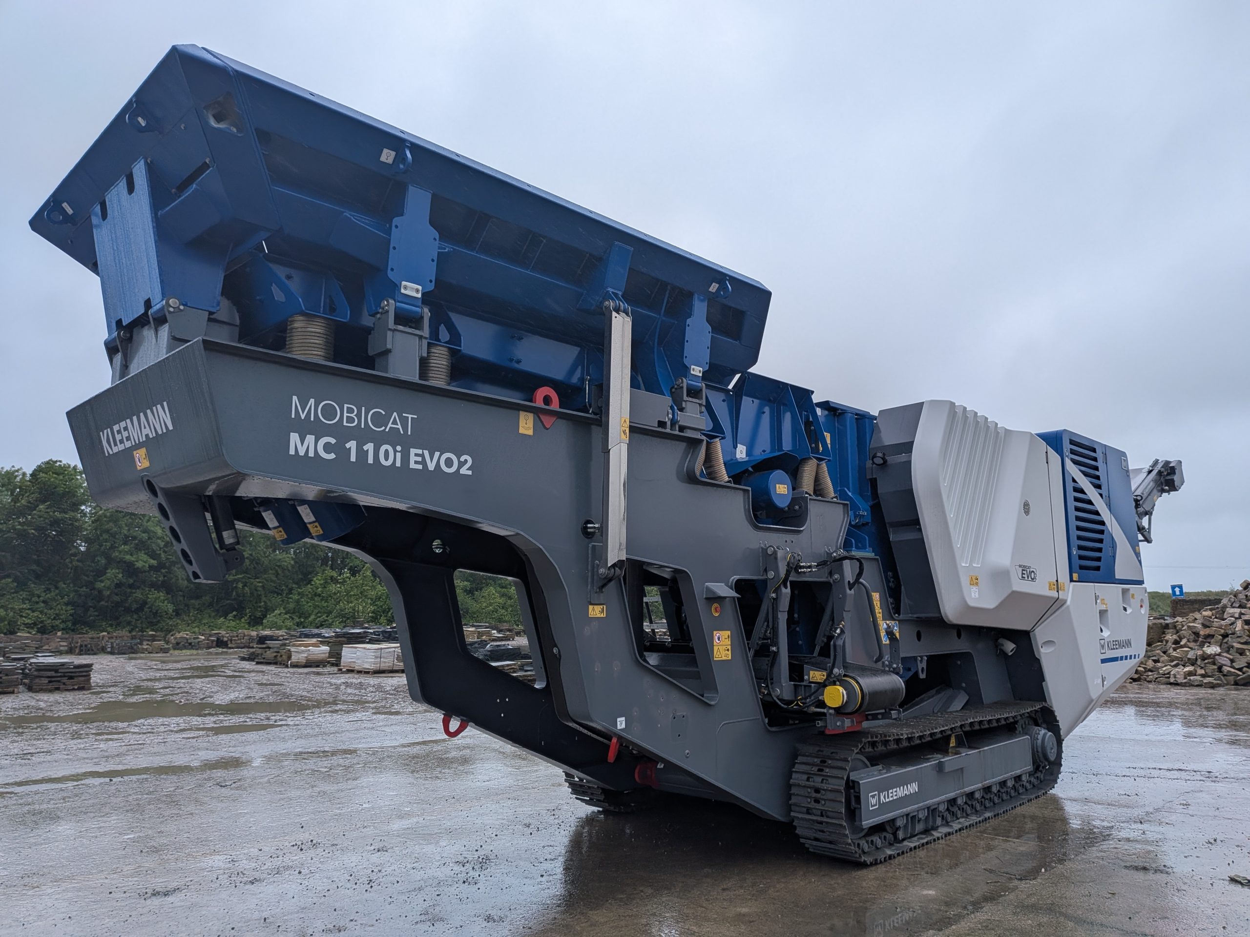Kleemann MC110i EVO2 jaw crusher processing demolition hardcore into recycled aggregate on site